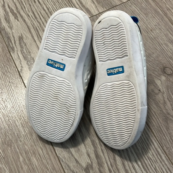 Kids Native shoes. Size C10 - Picture 3 of 3